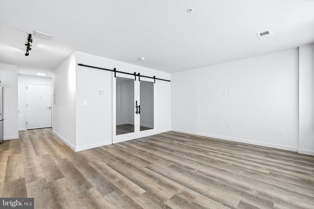 Image 5 of property listing at 700 ROEDER RD #104, Silver Spring, MD 20910