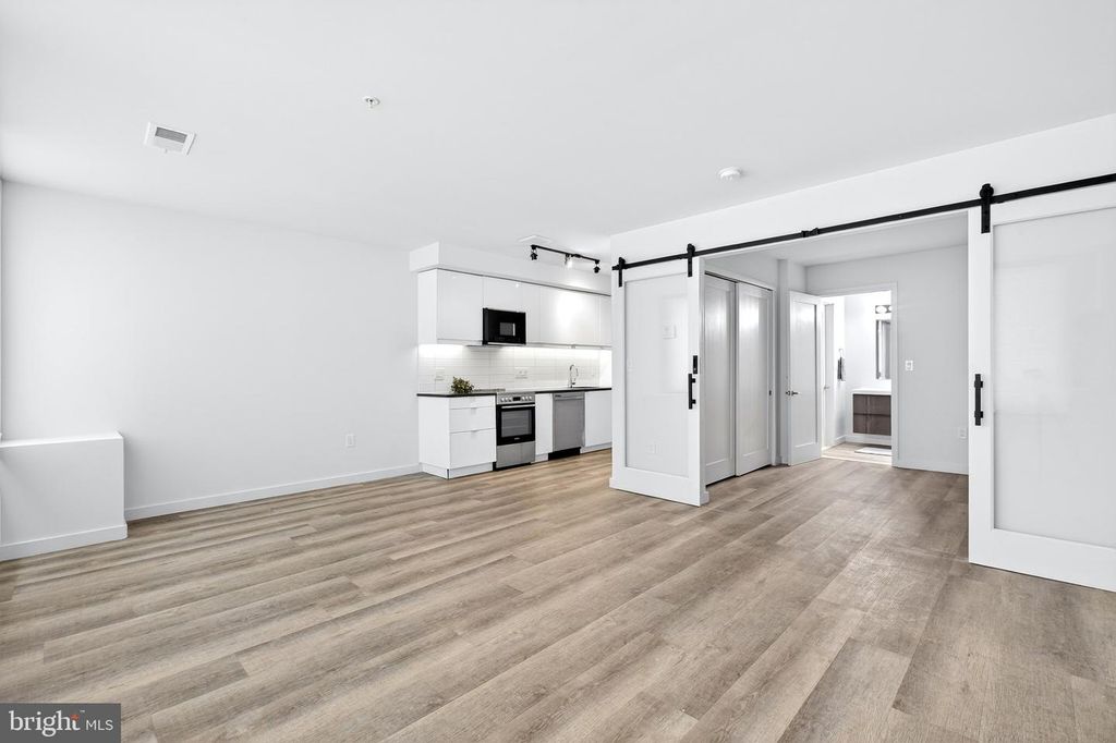 Image 6 of property listing at 700 ROEDER RD #104, Silver Spring, MD 20910