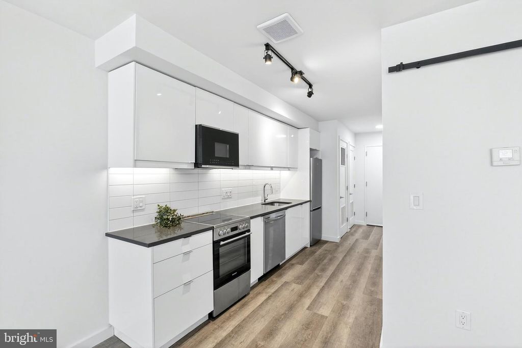 Image 7 of property listing at 700 ROEDER RD #104, Silver Spring, MD 20910