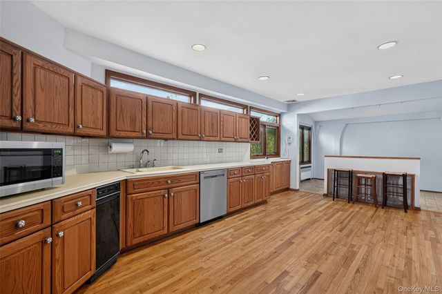 297 E Devonia Avenue, Mount Vernon, NY 10552