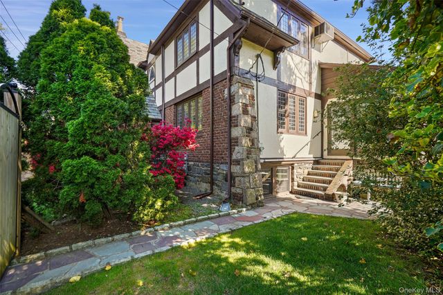 297 E Devonia Avenue, Mount Vernon, NY 10552