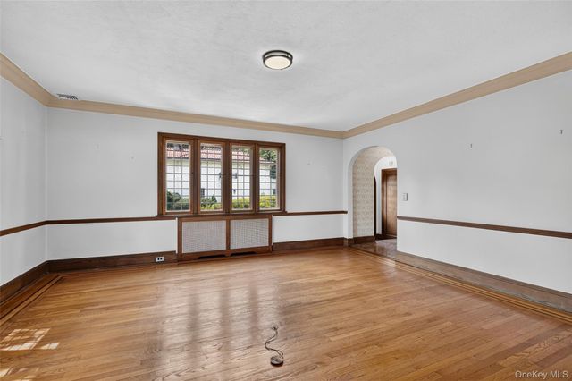 297 E Devonia Avenue, Mount Vernon, NY 10552