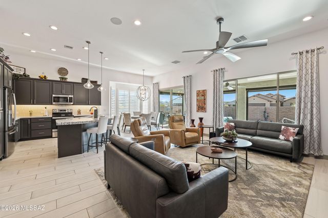 1438 E Golden Rock Way, Green Valley, AZ 85614