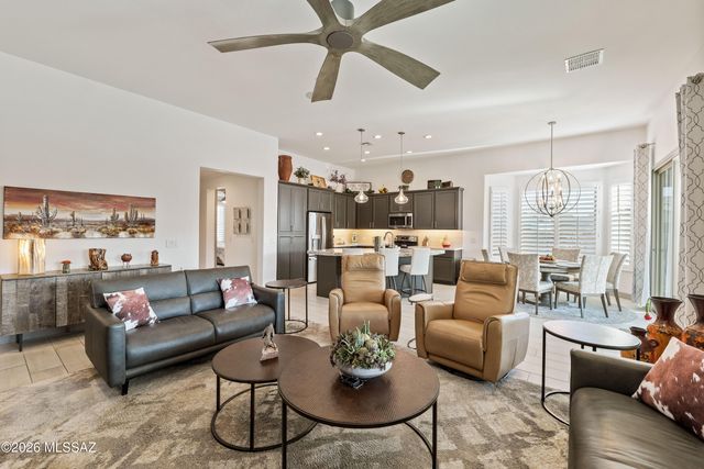 1438 E Golden Rock Way, Green Valley, AZ 85614