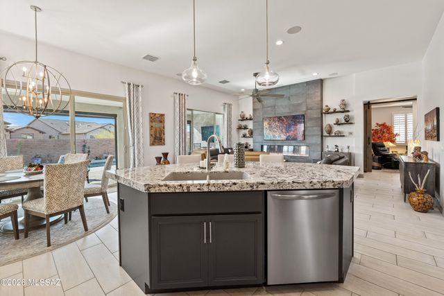 1438 E Golden Rock Way, Green Valley, AZ 85614