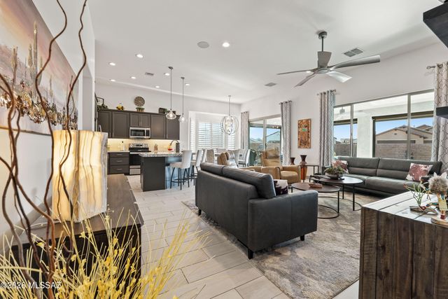 1438 E Golden Rock Way, Green Valley, AZ 85614