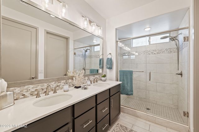 1438 E Golden Rock Way, Green Valley, AZ 85614