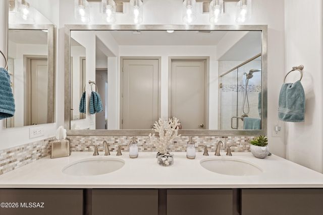 1438 E Golden Rock Way, Green Valley, AZ 85614