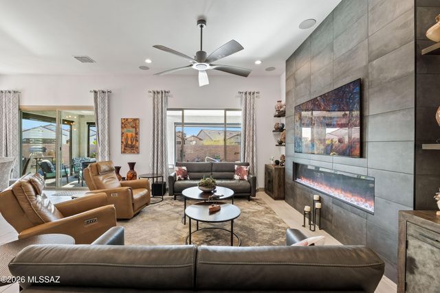 1438 E Golden Rock Way, Green Valley, AZ 85614