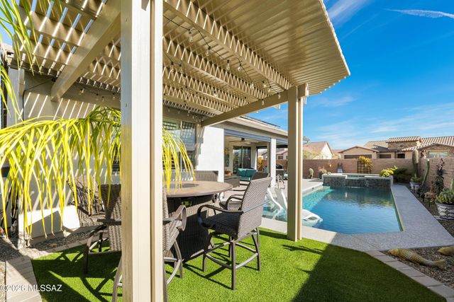 1438 E Golden Rock Way, Green Valley, AZ 85614