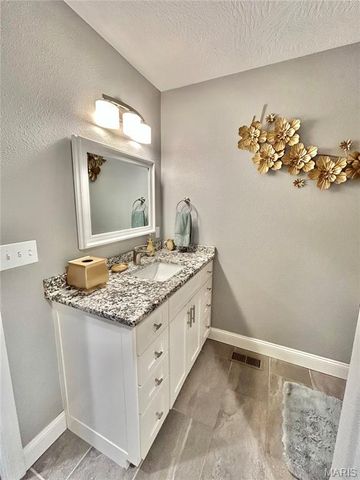 12200 Country Oaks Drive, Rolla, MO 65401