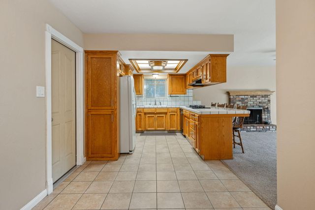 1449 W Whitendale Avenue, Visalia, CA 93277