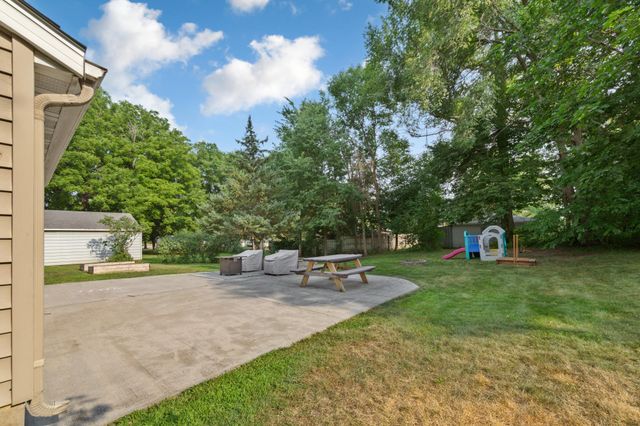 614 Lower Johnson Circle, Saint Peter, MN 56082