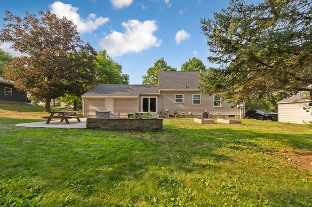 614 Lower Johnson Circle, Saint Peter, MN 56082