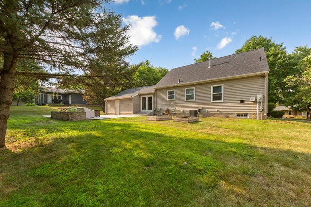 614 Lower Johnson Circle, Saint Peter, MN 56082