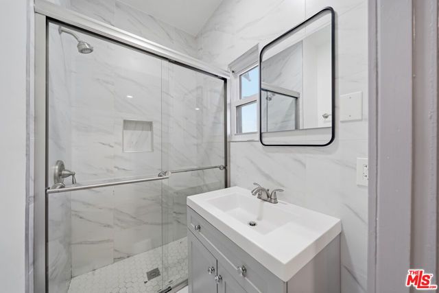 613 N Lucerne Boulevard, Los Angeles, CA 90004