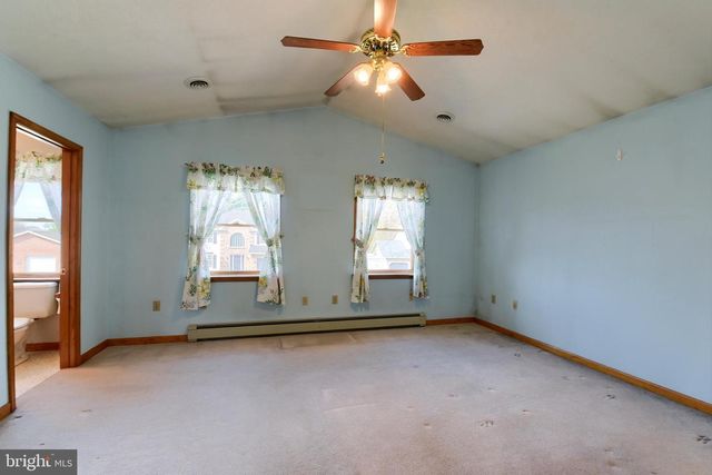 32 CHINKAPIN DR, New Oxford, PA 17350