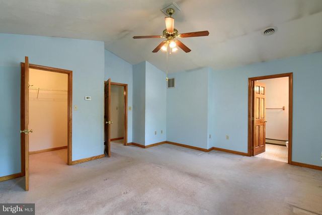 32 CHINKAPIN DR, New Oxford, PA 17350