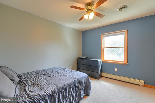 32 CHINKAPIN DR, New Oxford, PA 17350