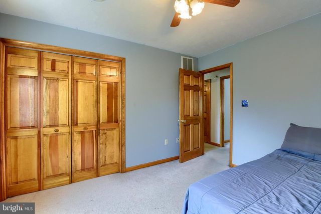 32 CHINKAPIN DR, New Oxford, PA 17350