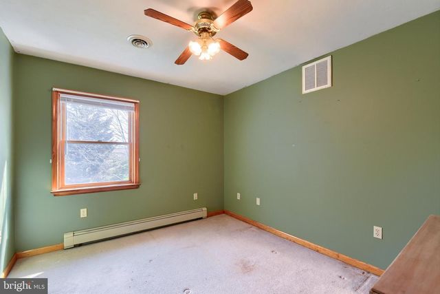 32 CHINKAPIN DR, New Oxford, PA 17350