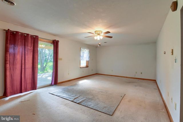 32 CHINKAPIN DR, New Oxford, PA 17350