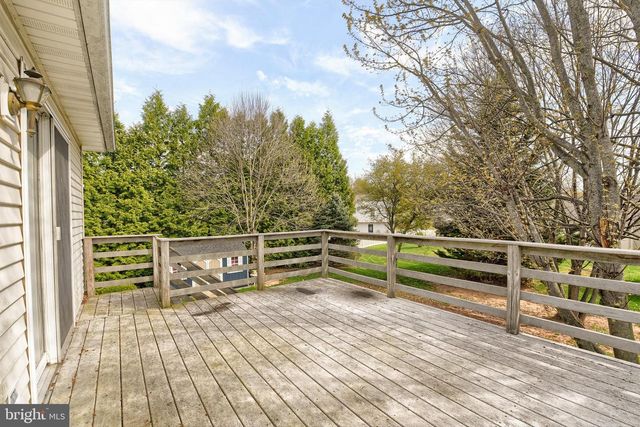 32 CHINKAPIN DR, New Oxford, PA 17350