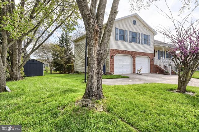 32 CHINKAPIN DR, New Oxford, PA 17350