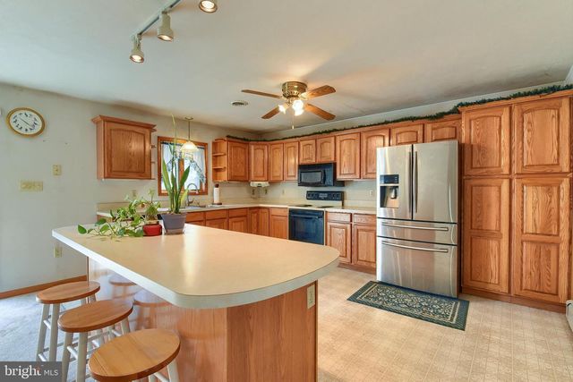 32 CHINKAPIN DR, New Oxford, PA 17350