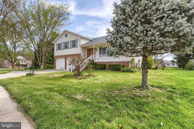 32 CHINKAPIN DR, New Oxford, PA 17350