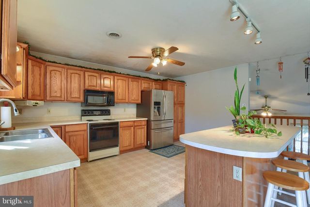 32 CHINKAPIN DR, New Oxford, PA 17350