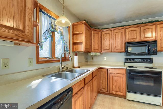 32 CHINKAPIN DR, New Oxford, PA 17350