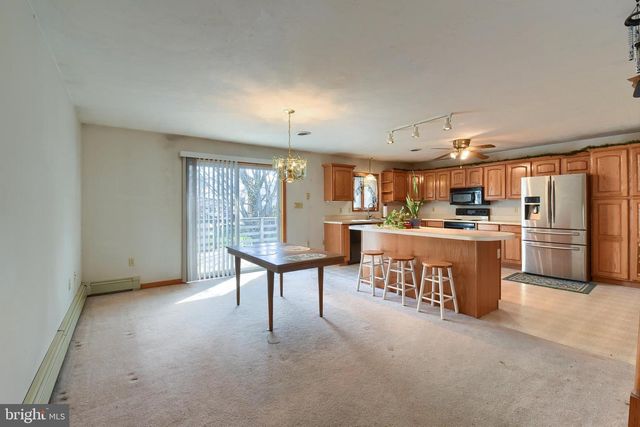 32 CHINKAPIN DR, New Oxford, PA 17350