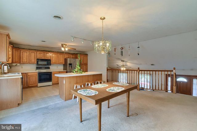 32 CHINKAPIN DR, New Oxford, PA 17350