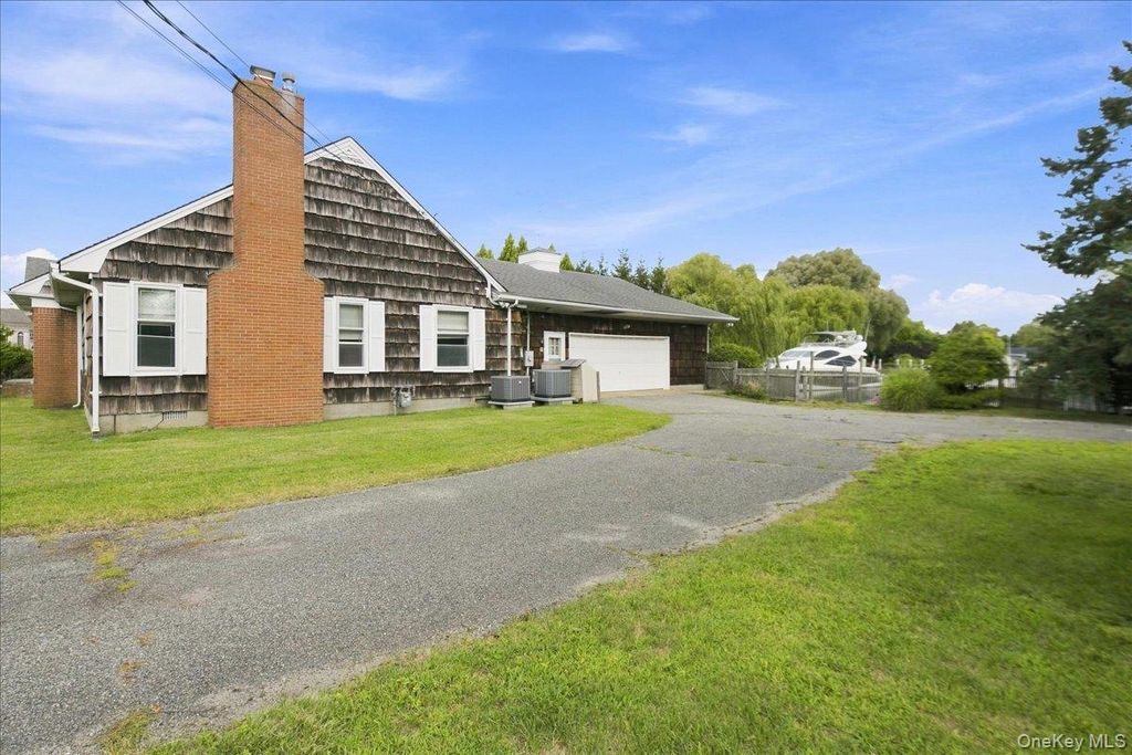 3 The Moor, East Islip, NY 11730 — exterior