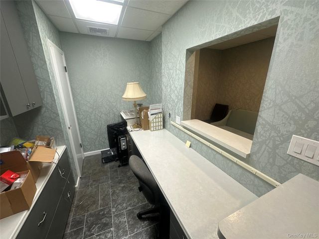 135 Rockaway Turnpike 106, Lawrence, NY 11559