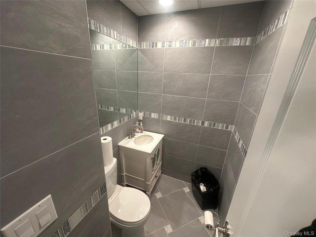 135 Rockaway Turnpike 106, Lawrence, NY 11559