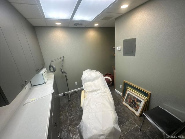 135 Rockaway Turnpike 106, Lawrence, NY 11559