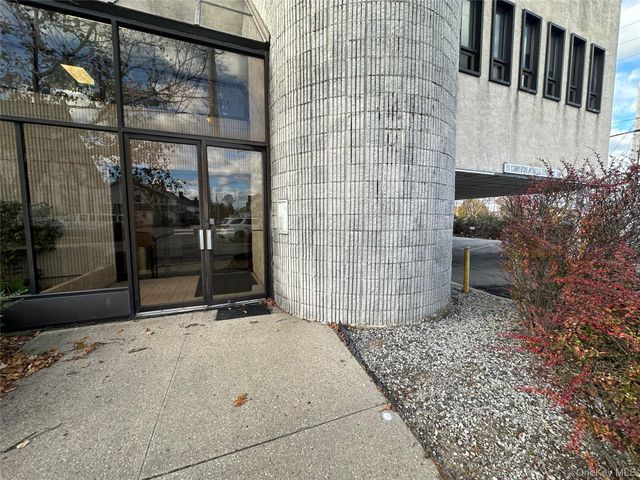 135 Rockaway Turnpike 106, Lawrence, NY 11559