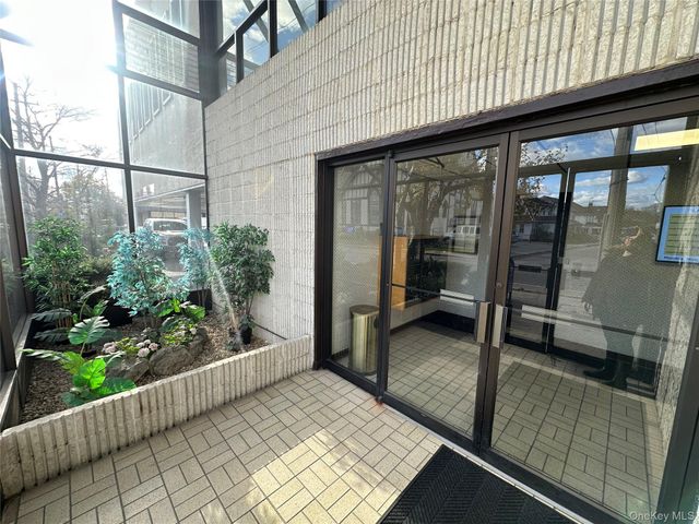 135 Rockaway Turnpike 106, Lawrence, NY 11559