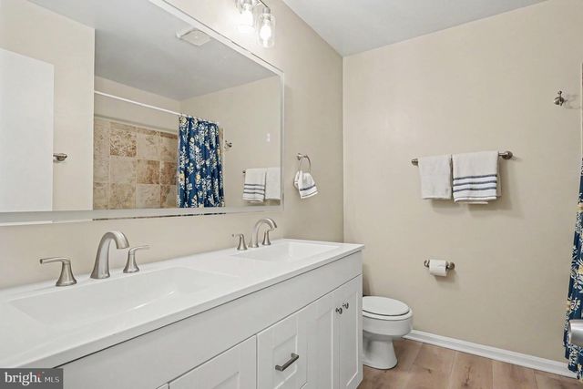 726 GENTLE BREEZE CT, Herndon, VA 20170