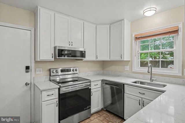 726 GENTLE BREEZE CT, Herndon, VA 20170