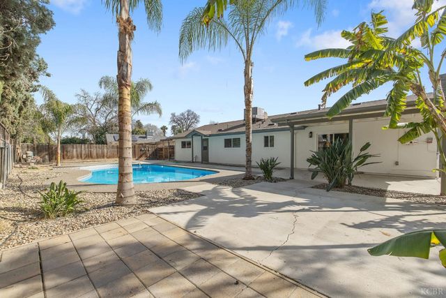 936 W Harter Avenue, Visalia, CA 93277
