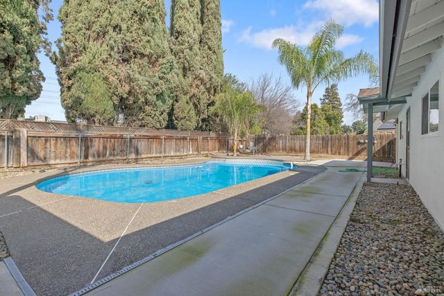 936 W Harter Avenue, Visalia, CA 93277