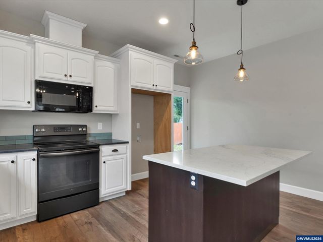 355 SE Juniper St, Mill City, OR 97360