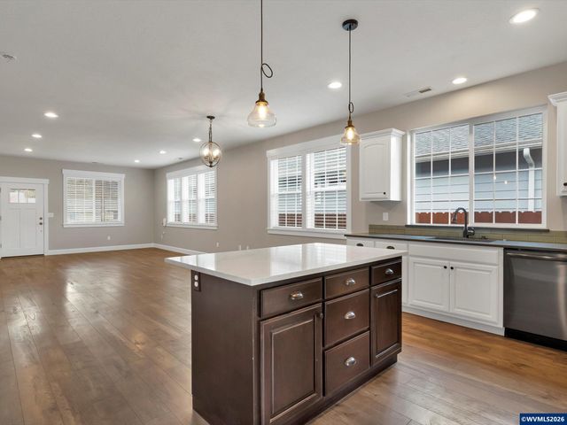 355 SE Juniper St, Mill City, OR 97360