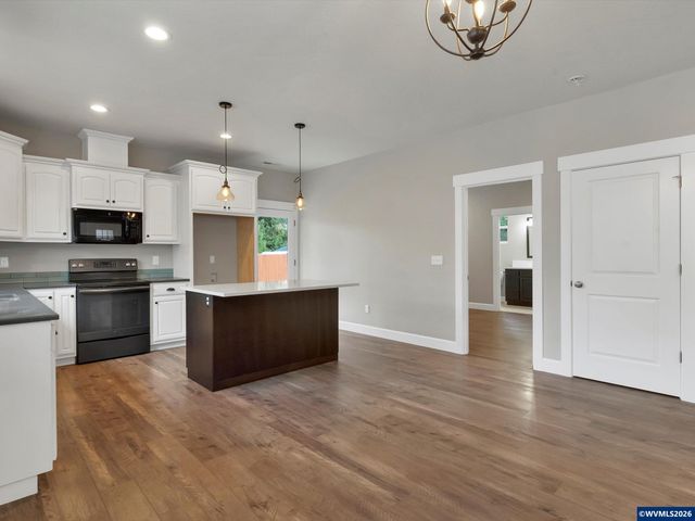 355 SE Juniper St, Mill City, OR 97360