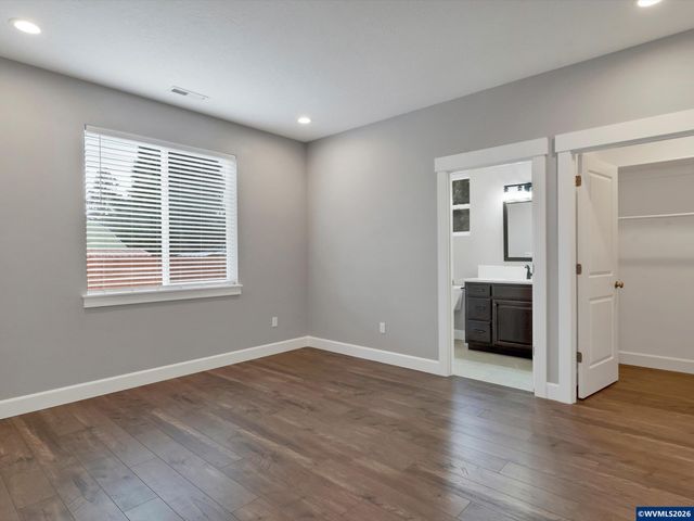 355 SE Juniper St, Mill City, OR 97360