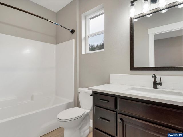 355 SE Juniper St, Mill City, OR 97360