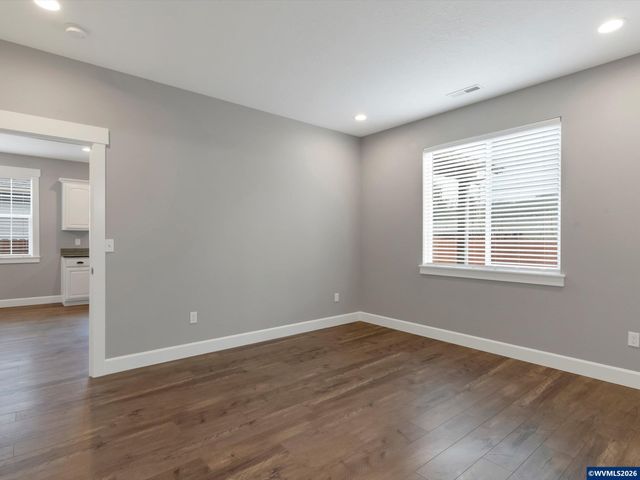 355 SE Juniper St, Mill City, OR 97360